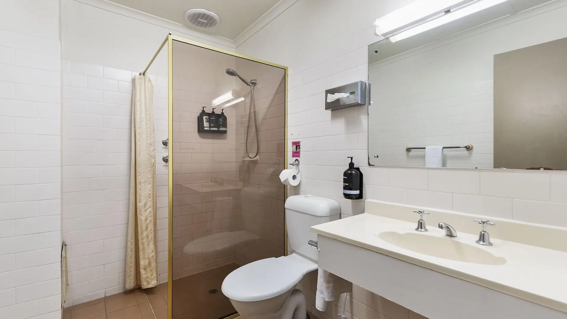 Adelaide Paringa Hotel