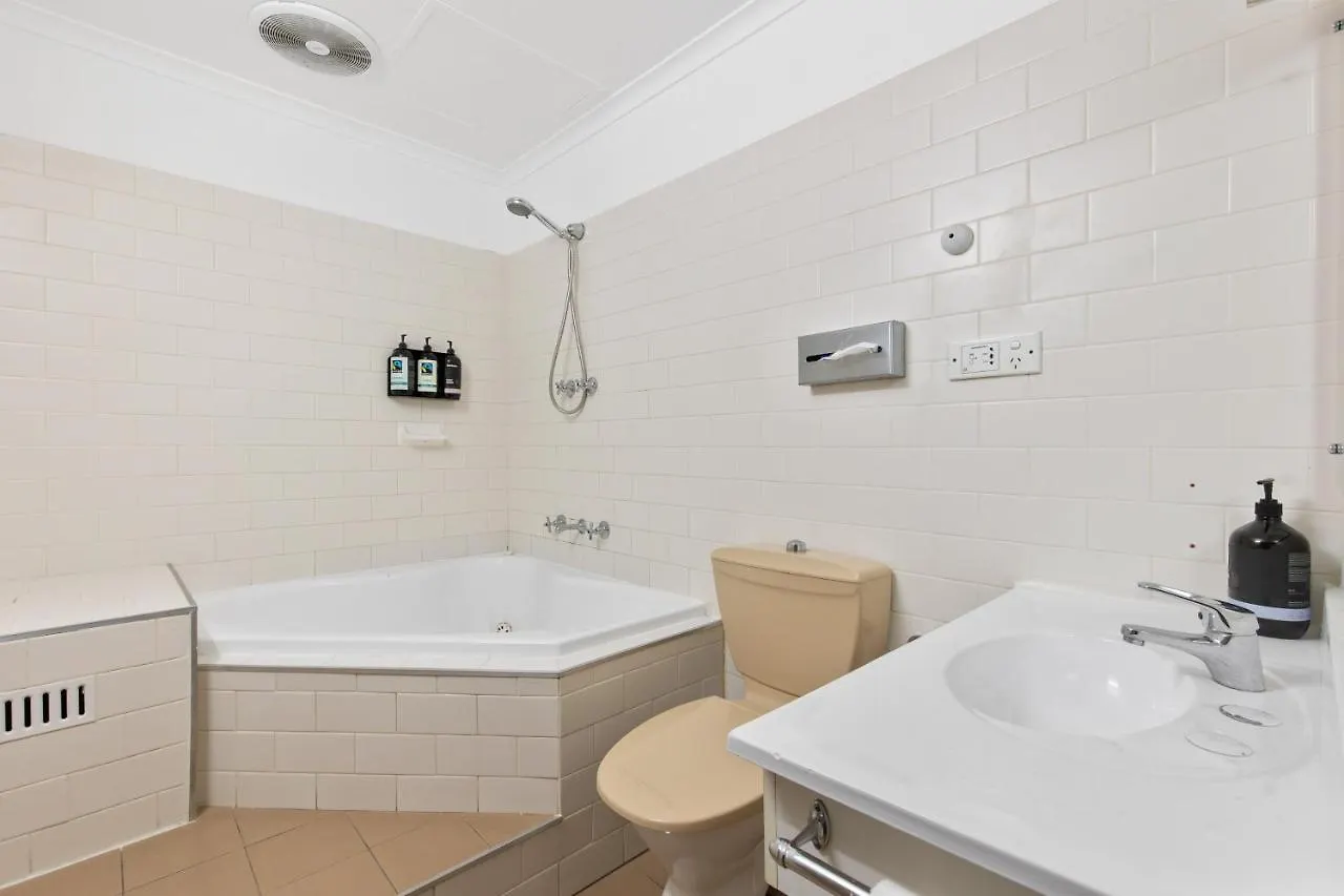Adelaide Paringa Hotel