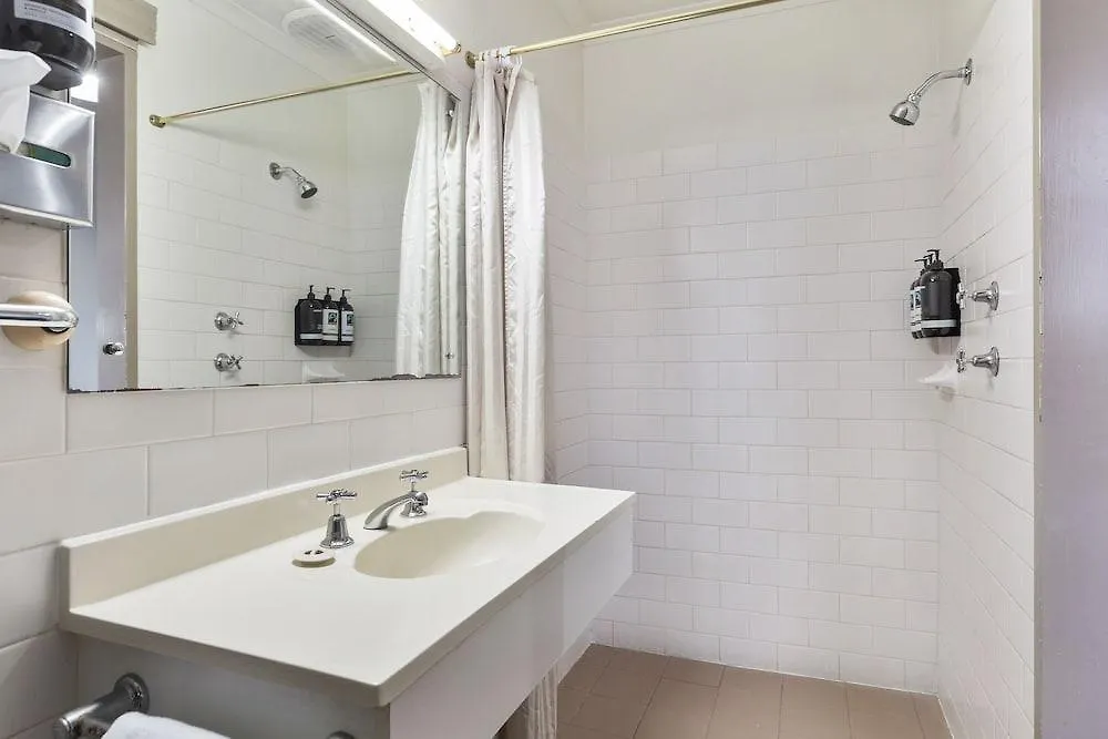 ***  Adelaide Paringa Hotel Australia