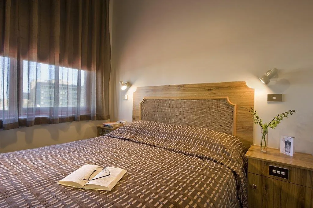 ***  Adelaide Paringa Hotel Australia