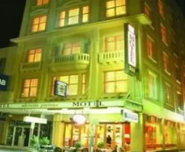 Adelaide Paringa Hotel