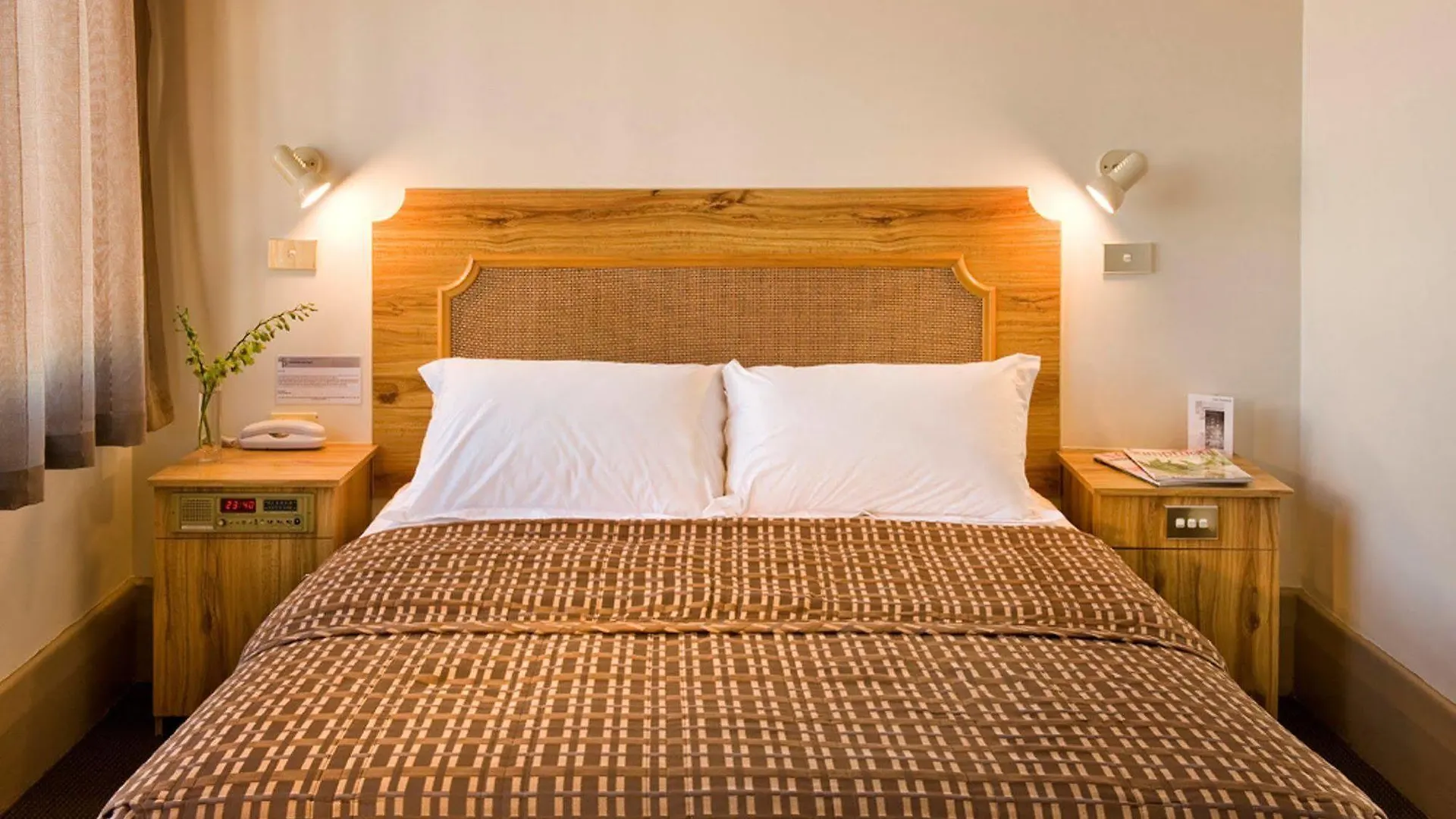 Adelaide Paringa Hotel